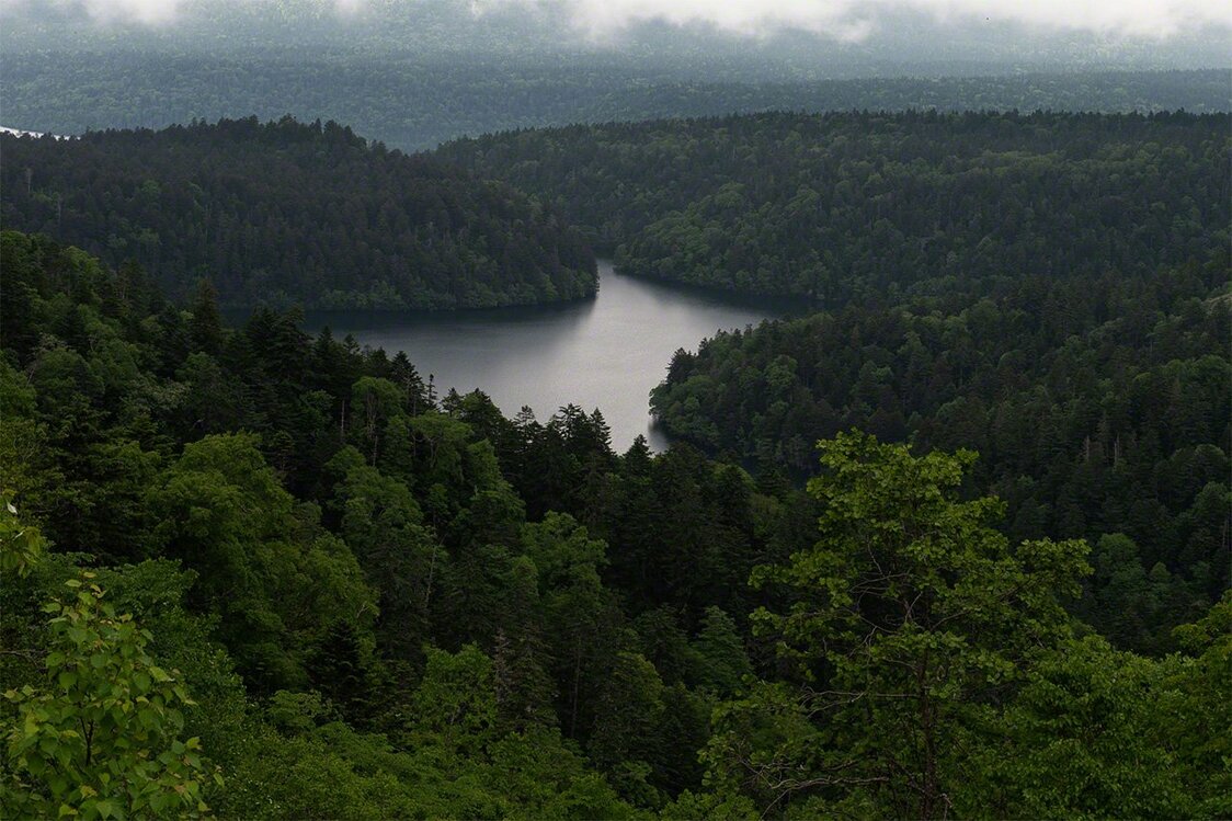 Niché au fond du parc national d’Akan-Mashû, le lac Penketô se trouve dans une zone forestière proche du lac Akan qui est normalement fermée au public.