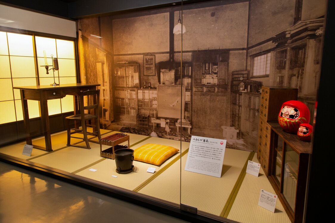 東京・西大久保に住んでいた時代の「へるんの書斎」を愛用品で再現