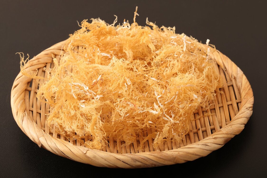 عشب تينغوسا بعد تجفيفه في الشمس لعدة أيام. بيكساتا.