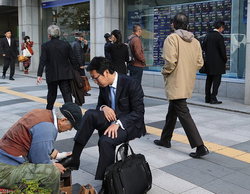 东京银座街头也出现了擦鞋匠（图片提供：AP/Aflo）