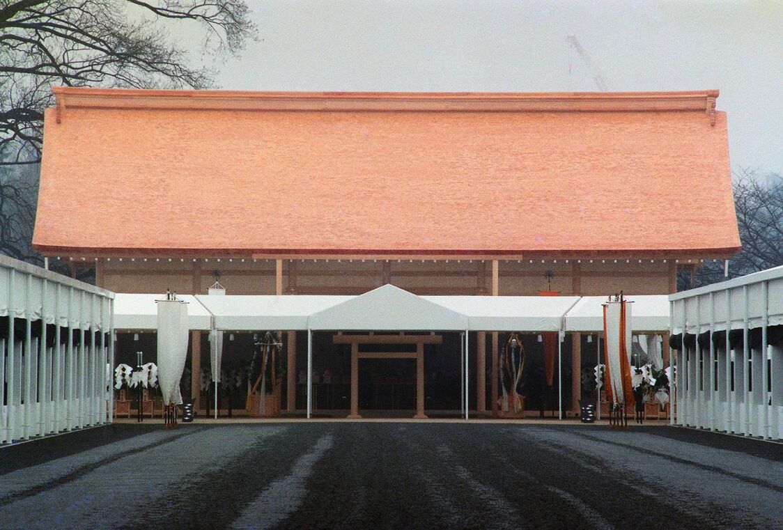 Le bâtiment construit pour les funérailles du 24 février 1989 dans le parc Shinjuku Gyoen à Tokyo (Jiji Press)