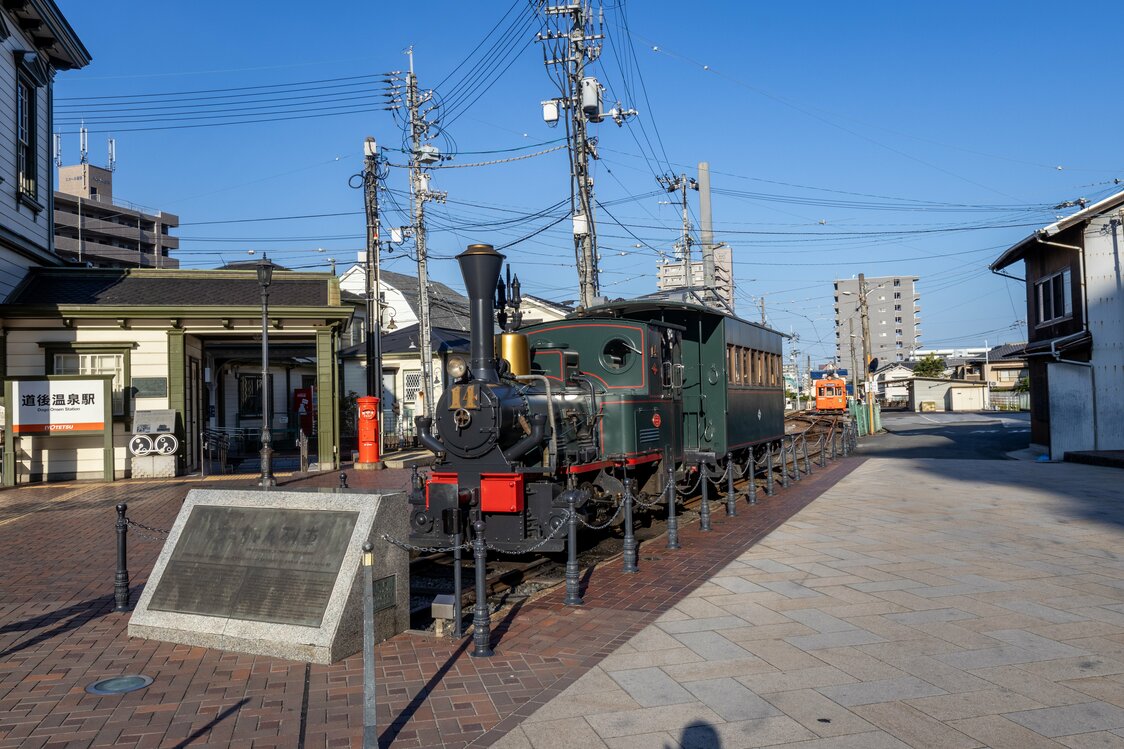 伊予铁道公司的“少爷列车”，复原了当年市民们出行时乘坐的蒸汽机车，不过发动机替换成了柴油机