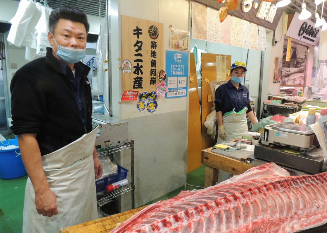 At Tsukiji Uogashi, Kitani Suisan sells bluefin tuna brought in directly from the Toyosu Wholesale Market. (Photo by the author)