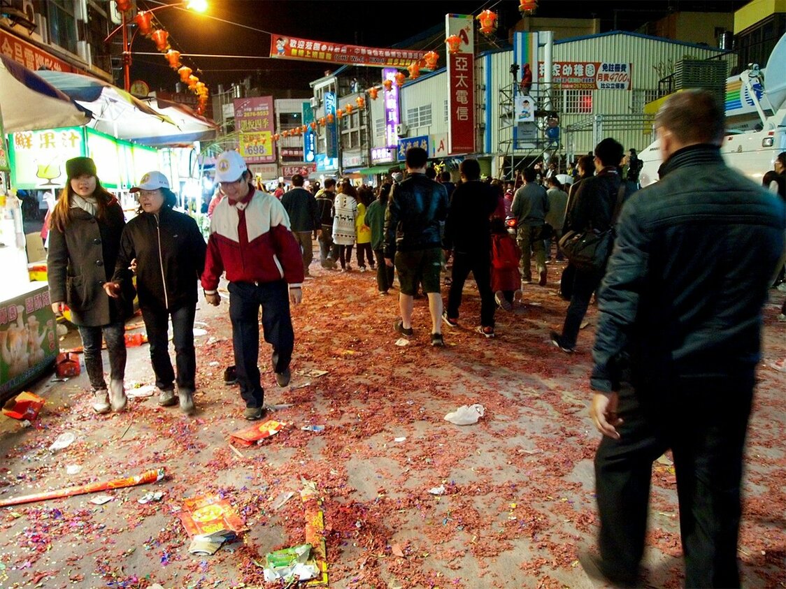 媽祖信眾們踩踏著滿地的鞭炮屑前進（筆者提供）