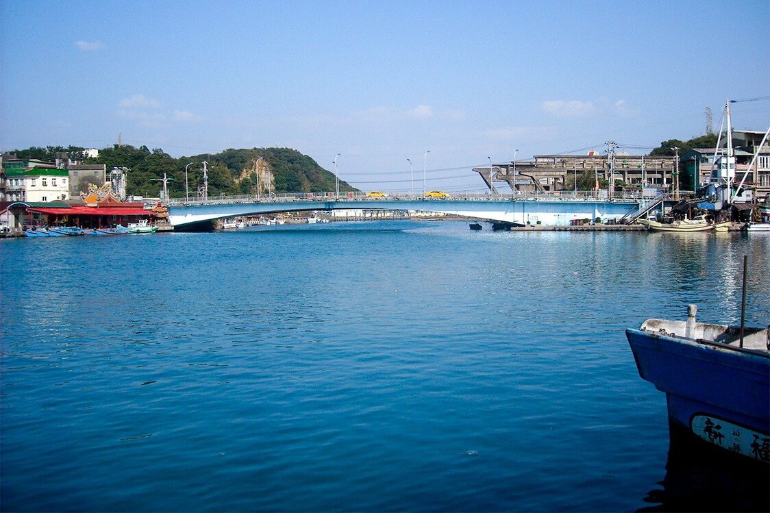 基隆市・八尺門水道に架かる和平橋、左が和平島（2019年筆者撮影）