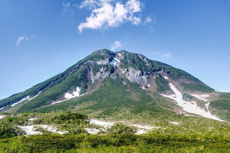 El monte Rausu en junio, aún nevado.