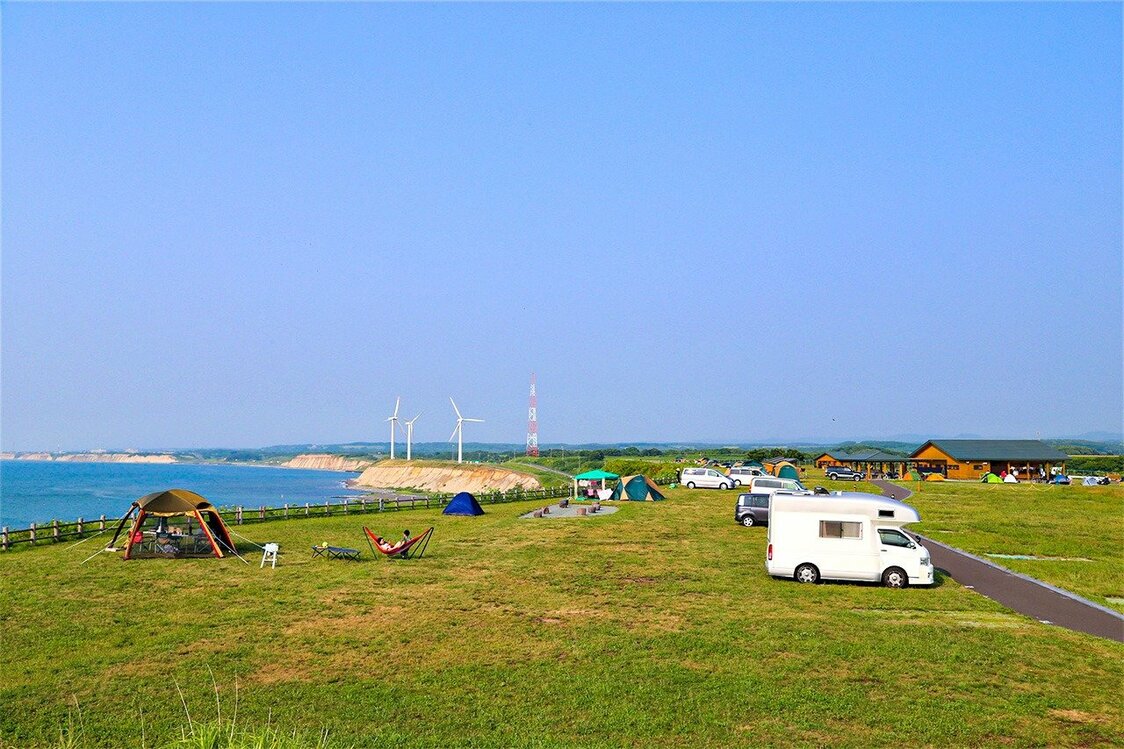 圧倒的な解放感が魅力の「とままえ夕陽ケ丘オートキャンプ場」（北海道苫前郡苫前町字栄浜67番地1）　筆者撮影