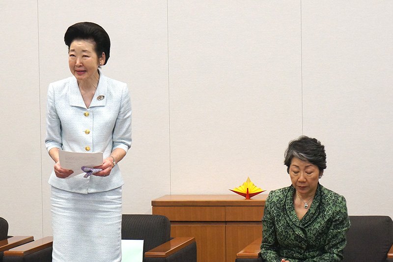 社団法人親子健康手帳普及協会顧問に就任し、在外邦人の妊産婦に母子手帳を無償提供する記者発表に臨む福田貴代子氏（写真左）と同顧問・高村治子氏（右）。（2014年5月14日）