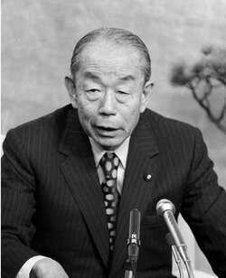 昭電疑獄で逮捕・起訴されたのを機に大蔵省を退官した福田赳夫は、1952年政界に転じて衆院議員に初当選。自民党幹事長、農相、蔵相、外相を歴任した後、1976年首相に就任した＝写真は76年12月30日撮影（共同）