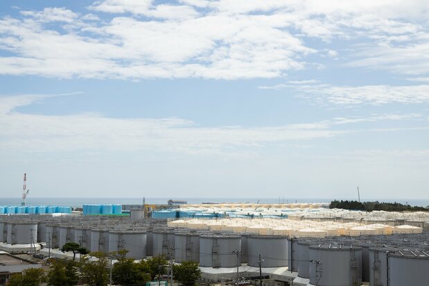 Los terrenos de la central nuclear Fukushima Dai-ichi repletos de depósitos. (© Nippon.com)