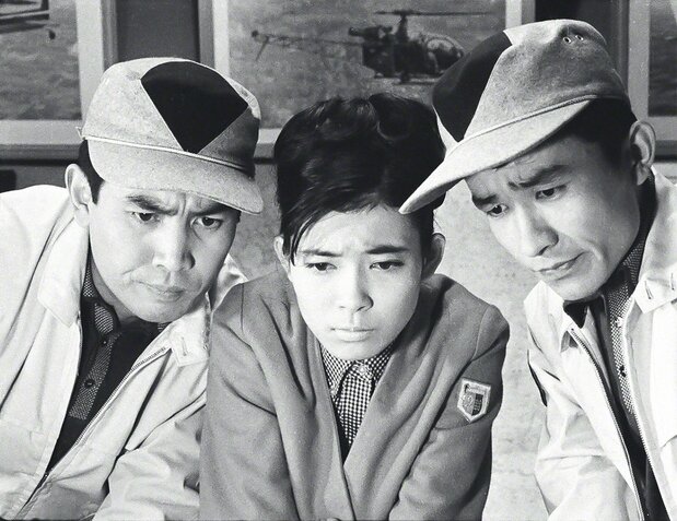 Les trois personnages principaux d’Ultra Q. Le concept était d’abord celui d’une série sur les phénomènes étranges remarqués par les trois amis, mais a rapidement bifurqué sur une série centrée sur les monstres. © Tsuburaya Productions