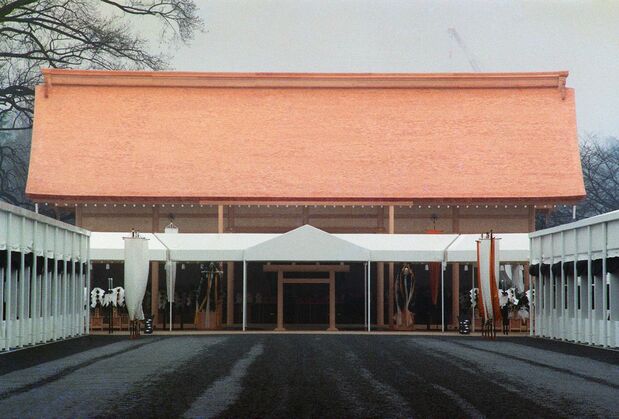 Le bâtiment construit pour les funérailles du 24 février 1989 dans le parc Shinjuku Gyōen à Tokyo (Jiji Press)