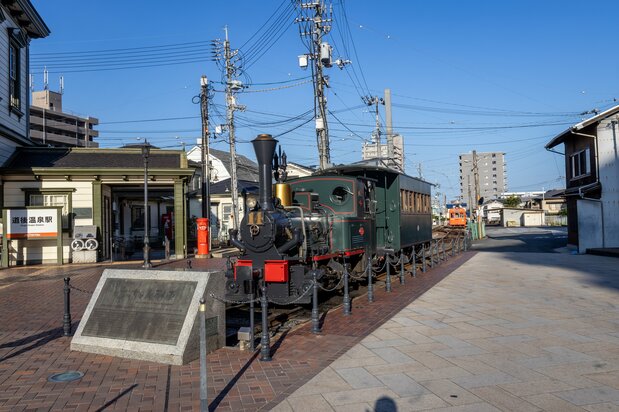 伊予鉄道「坊っちゃん列車」。市民の足だったSLの蒸気機関をディーゼルエンジンに載せ替えて復元した