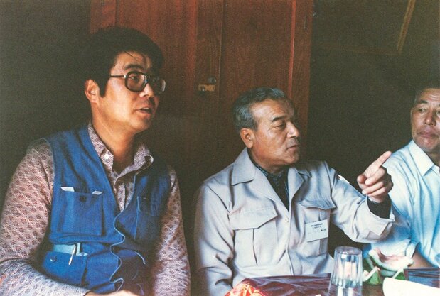 長旅の車中で過ごす佐野氏(写真中央)と中山氏(左) 1979年9月 黒竜江省 提供:中山氏