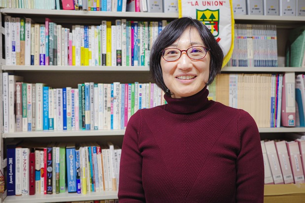 Kojima Yoshimi trabajó anteriormente como profesora de primaria en un colegio público y participó en proyectos de Ayuda oficial al desarrollo (AOD) en Guatemala y Bolivia. (© Kumazaki Takashi)