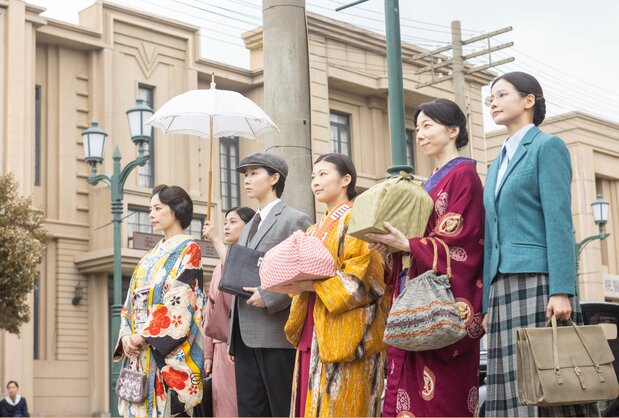 Female graduates of Meiritsu University’s Women’s Law Department about to enter the Faculty of Law. From left to right are Sakuragawa Ryōko (daughter of a noble family) and Tama, her valet; Yamada Yone, a poor farmer dressed as a man; Tomoko, the lead character; Ōba Umeko, a lawyer’s wife and mother of three; and Choi Hyang-suk, a student from Korea. (Courtesy of NHK)