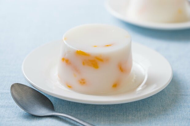 ミカン入り牛乳寒天(PIXTA)