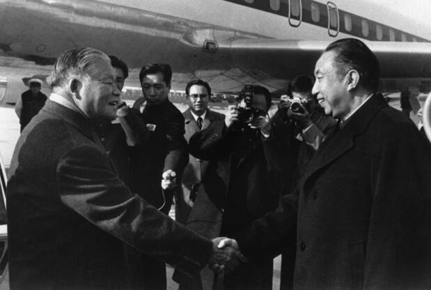北京空港で出迎えの華国鋒・中国首相(右)と握手する大平正芳首相(中国・北京)1979年12月5日(時事)