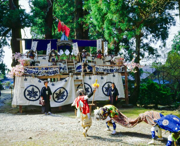富山県高岡市・二上射水(ふたがみいみず)神社の「築山(つきやま)行事」(4月23日)では、現代でも置き型の山の祭壇を造っており、古代信仰の名残を感じさせる