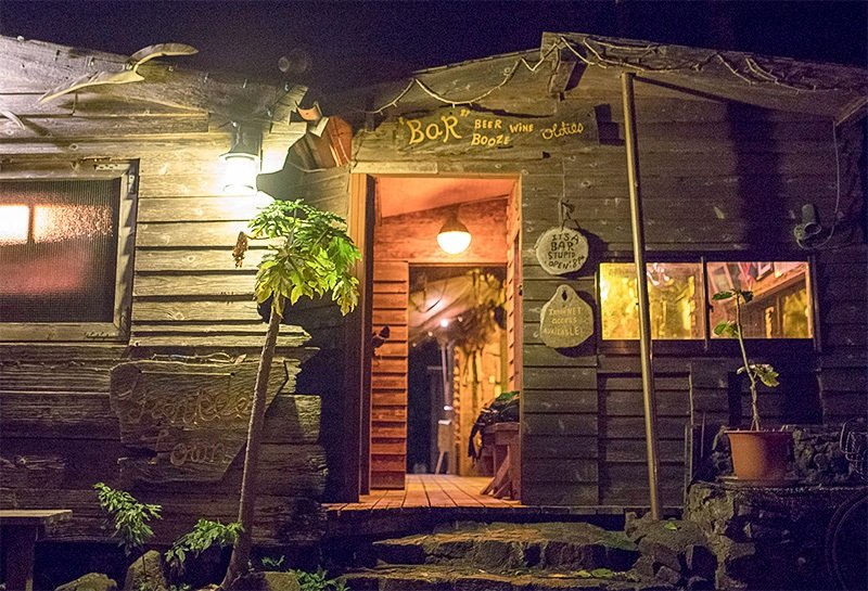 バー「Yankee Town」のエントランス。島の中心地・東町から歩いて10分ほどの道路沿いにある