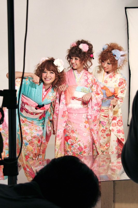 All three girls are energetic and cheerful, coming up with original poses one after another.