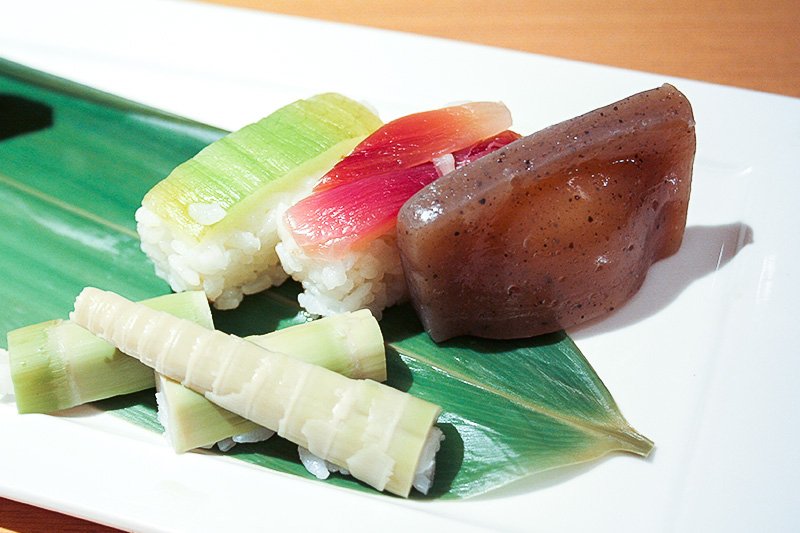 Inakazushi (sushi de pueblo), una especialidad de la prefectura de Kōchi en la que se emplean verduras de huerta y de montaña. El vinagre con el que se condimenta el arroz es de yuzu (imagen de la redacción de nippon.com).