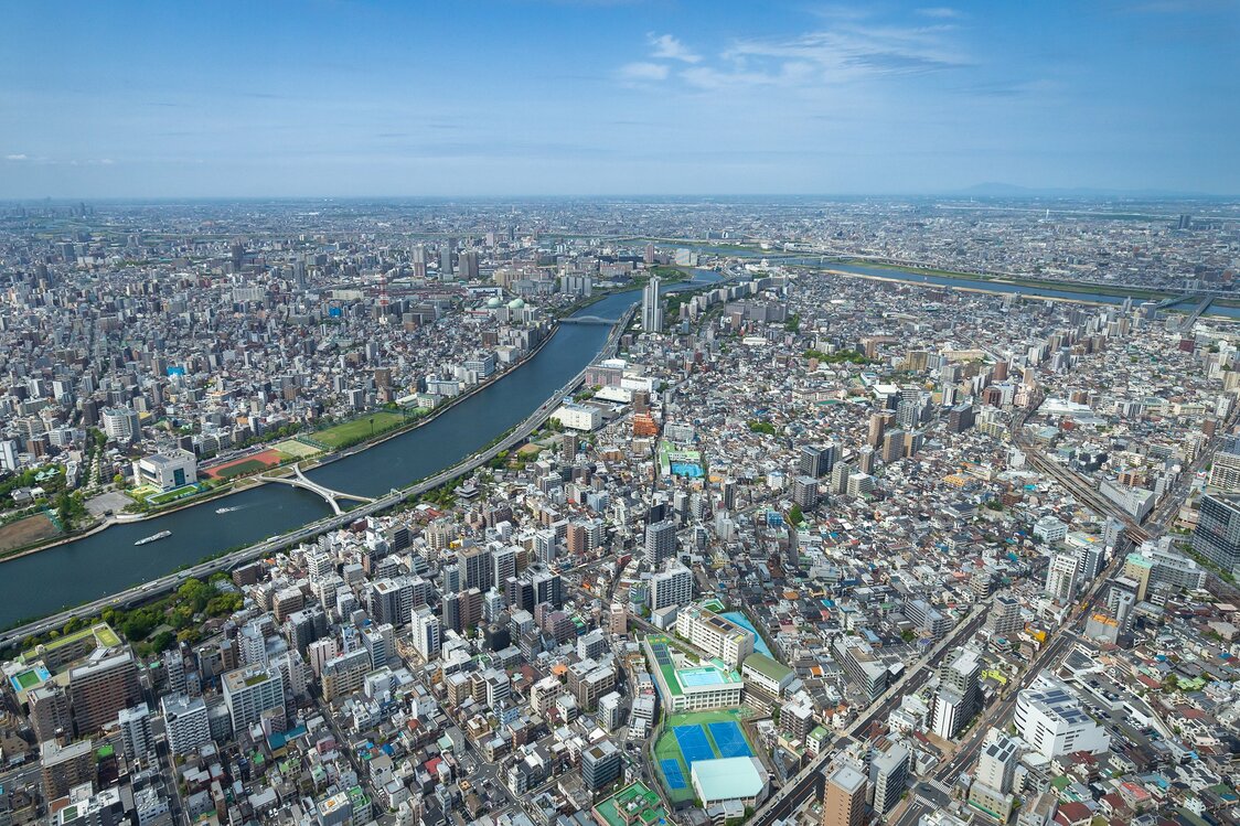 Si se mira con dirección a la cuenca superior del río Sumida desde el observatorio, se alcanzará a ver el río Arakawa a la derecha. Durante el periodo Edo (1603-1868) se excavaron muchos canales en el distrito Sumida, que siempre ha sido una zona rica en agua y un lugar perfecto para las fábricas.