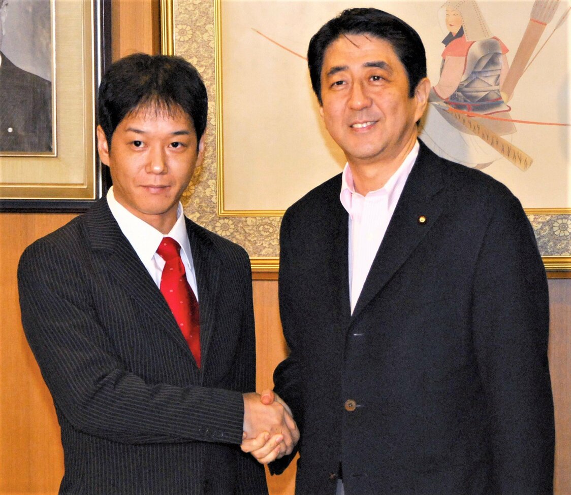 不良少年から母校の高校教師、さらには横浜市の教育委員や大学講師となり、メディアから「ヤンキー先生」の異名を取った義家弘介氏（左）。2007年参院選で安倍晋三首相（右）から要請を受けて自民党から出馬し当選。のち衆院議員となり、文部科学大臣政務官を務めた　時事