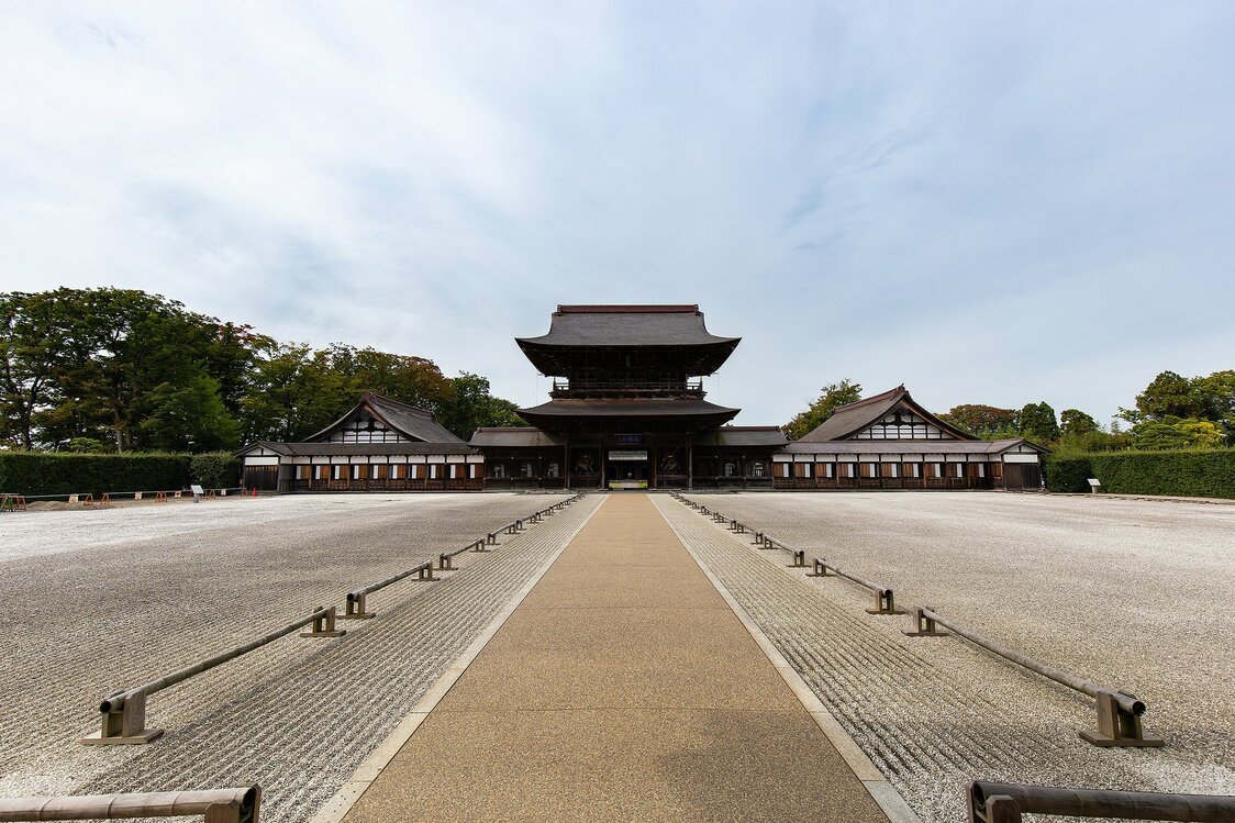 此景正是“北陆的平等院”。高达18米的山门（国宝）重建于1820年。大厨房和僧堂都是国家重要文化遗产