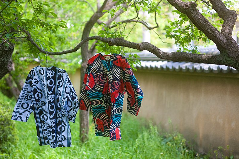 ”Koi” carp shirts, priced at around ¥3,980 (hand-dyed shirts from ¥4,900).