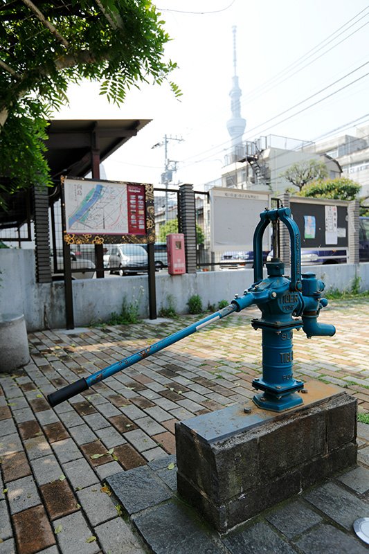 鳩の街商店街野外広場「はとホット」の路地尊。