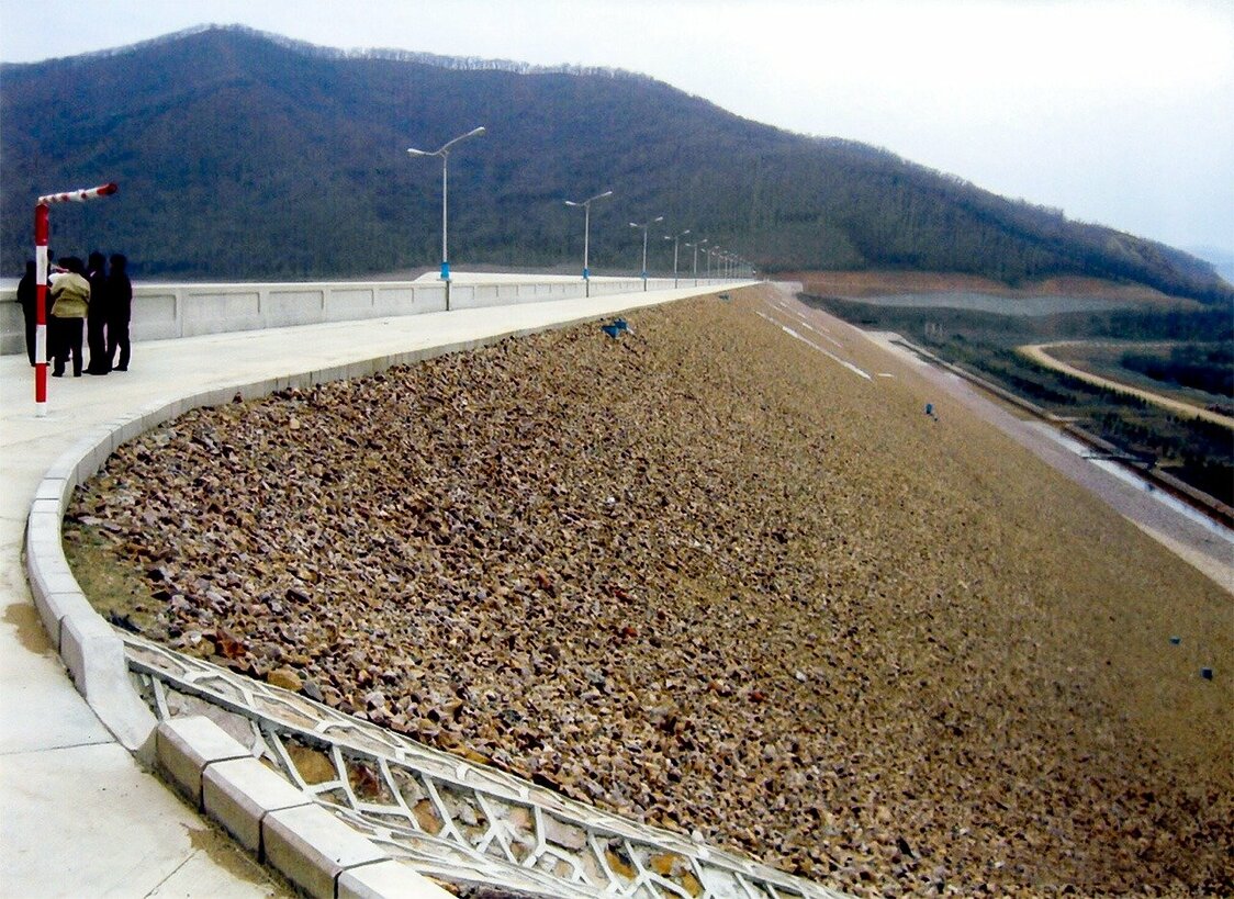 完成した竜頭橋ダム（2006年5月、三江平原、撮影：中山氏）