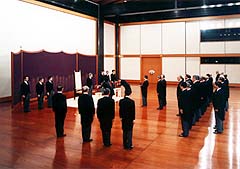 剣璽等承継の儀（出典：宮内庁ホームページ）http://www.kunaicho.go.jp/about/seido/seido10.html