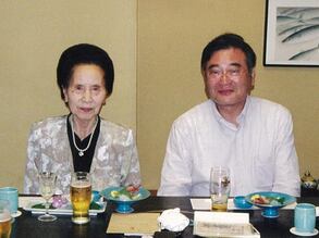 伊東輝子夫人(左)と加藤紘一氏(2005年6月14日、都内の割烹「桔梗」)=筆者撮影