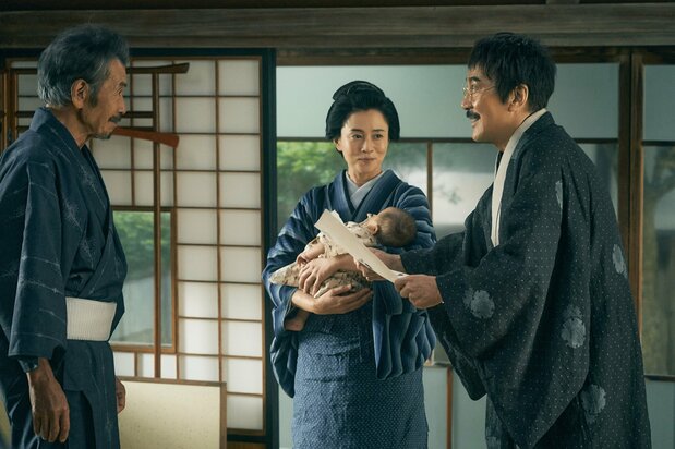 第一子誕生の知らせを聞き、政次郎(役所広司、右)が出張先から帰宅。父・喜助(田中泯、左)、妻・イチ(坂井真紀)と喜びを分かち合う ©2022「銀河鉄道の父」製作委員会