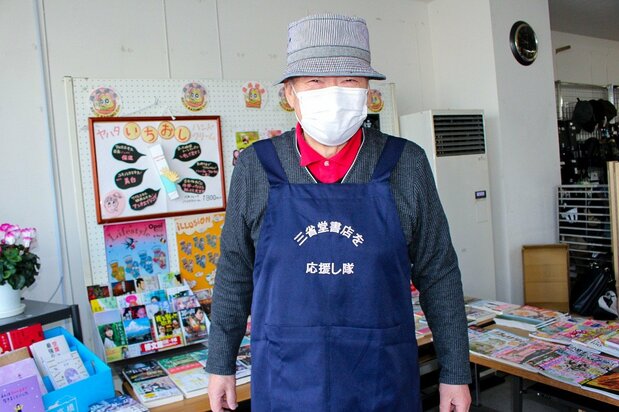 応援し隊オリジナルエプロンをつけた半澤さん