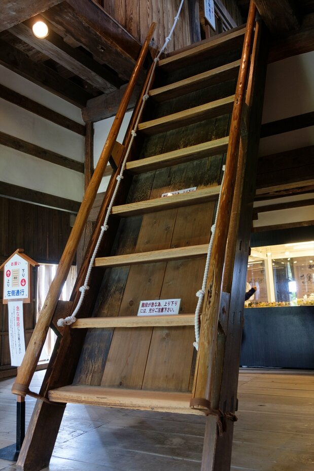 丸岡城の急階段(PIXTA)