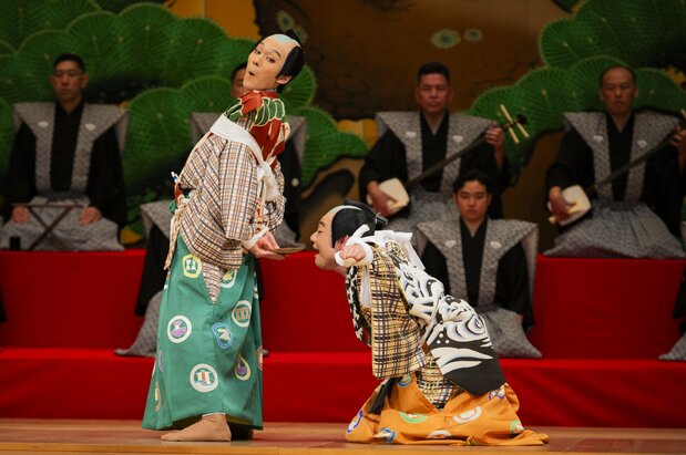 Takanosuke and Somegorō play servants finding ways to outfox their master and enjoy his sake. (© Matsuda Tadao)