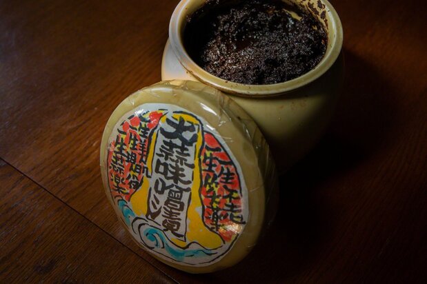 Garlic pickled for one month in miso with rice kōji, another of Nagayama’s recipes for long life. (© Ōnishi Naruaki)