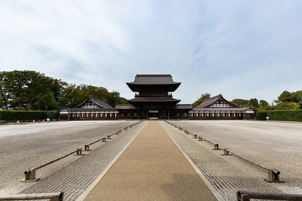 此景正是“北陆的平等院”。高达18米的山门(国宝)重建于1820年。大厨房和僧堂都是国家重要文化遗产