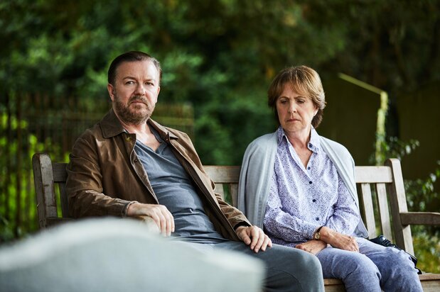 リサの墓前で、アン(右)に本音を打ち明けるトニー Netflix「After Life/アフター・ライフ」