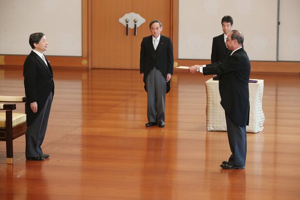 天皇陛下から認証を受ける西村泰彦宮内庁長官（右）。奥中央は菅義偉官房長官（当時）＝2019年12月17日、皇居・宮殿「松の間」［代表撮影］（時事）