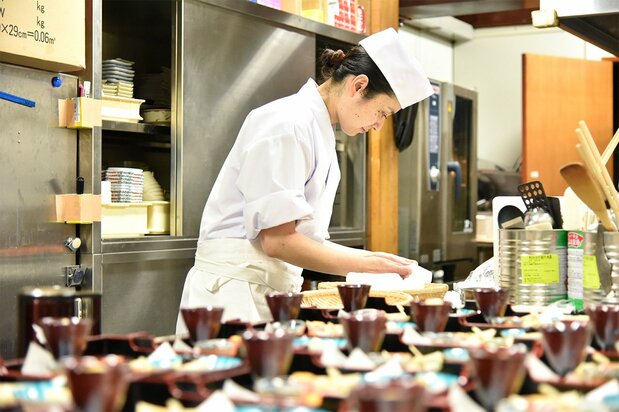 昭和基地の厨房で。風速が上がるにつれ、ステンレスの食器棚の中に積んだ陶器の皿がカタカタなり始める