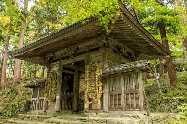 The giant straw sandals at the Niōmon Gate, Hyakusaiji. It is said that Niō take them off at night and stand inside the gate to rest. (© Pixta)