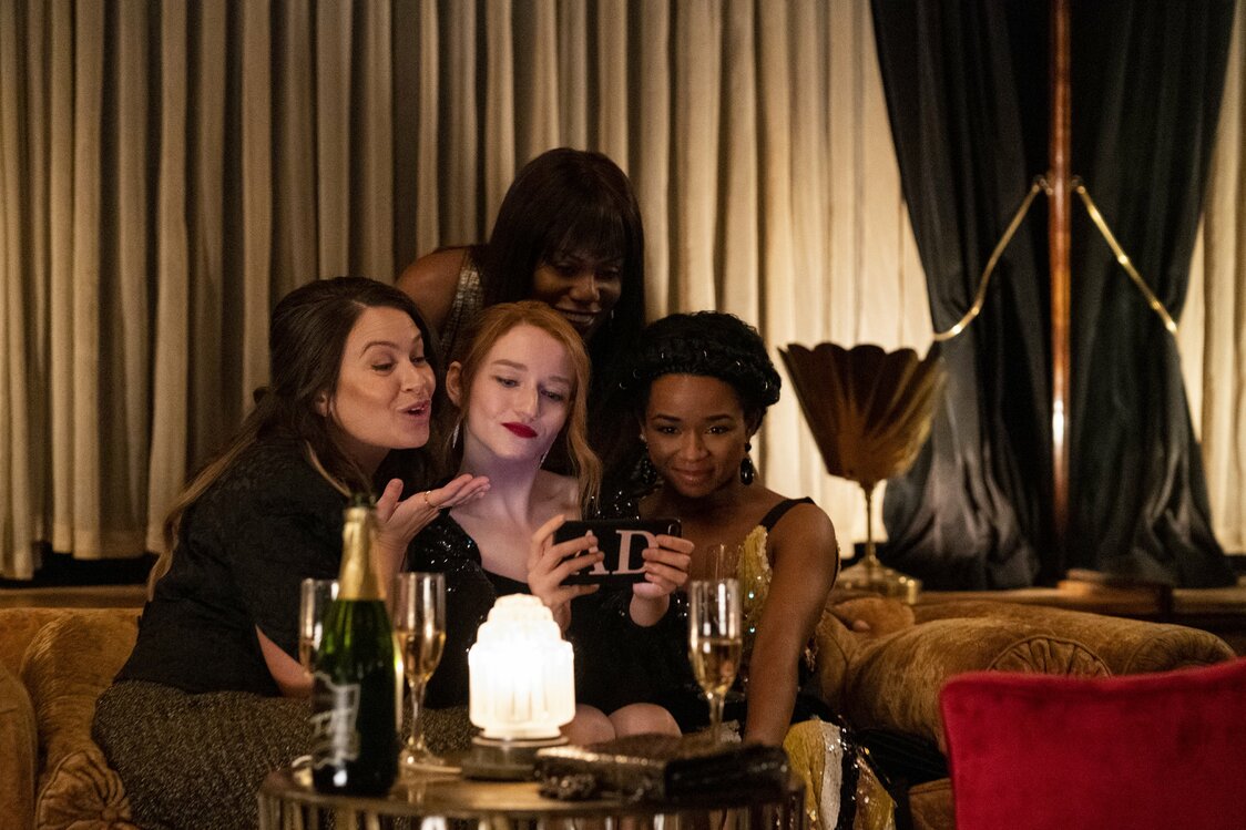 友人たちとの交遊ぶりをSNSにアップするアンナ。左からレイチェル、アンナ、ネフ、後ろはケイシー　Netflix『令嬢アンナの真実』