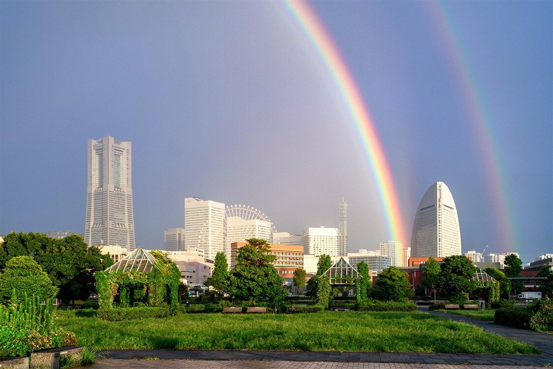 A rainbow over Minatomirai, Yokohama. (© Pixta)