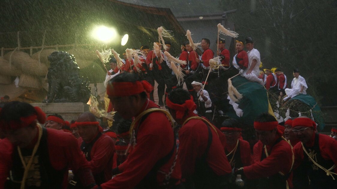 Festival de traslado (Ofunematsuri) de los shimosha. En él se traslada en barco el espíritu de la deidad del santuario de Harumiya, a Akimiya. (© 2025 Visual Folklore Inc.)