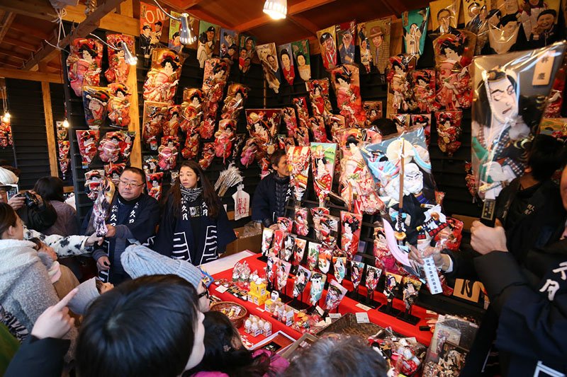 Una parada del mercadillo Hagoita Ichi del templo Sensō-ji celebrado en 2017 (Jiji Press)