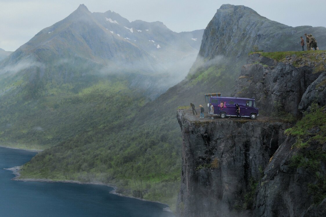 フィヨルドの絶景が広がる断崖に追い詰められ絶体絶命　©Making Movies, Filmcamp, Umedia, Mu tant Koala Pictures 2018