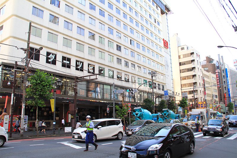 Edificio comercial en cuyos bajos se encuentra el club en que le realizó el brutal ataque (Roppongi 5-chōme, Tokio).